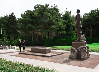 Президент Ильхам Алиев и первая леди Мехрибан Алиева посетили могилу великого лидера Гейдара Алиева - ФОТО