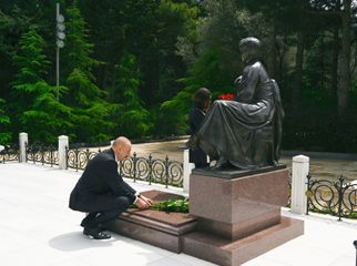Президент Ильхам Алиев и первая леди Мехрибан Алиева посетили могилу великого лидера Гейдара Алиева - ФОТО