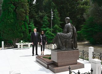 Президент Ильхам Алиев и первая леди Мехрибан Алиева посетили могилу великого лидера Гейдара Алиева - ФОТО