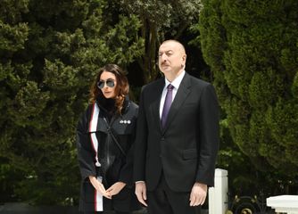 Президент Ильхам Алиев и первая леди Мехрибан Алиева посетили могилу великого лидера Гейдара Алиева - ФОТО
