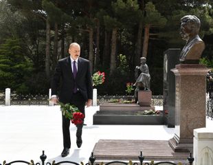 Президент Ильхам Алиев и первая леди Мехрибан Алиева посетили могилу великого лидера Гейдара Алиева - ФОТО