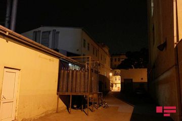 В Баку ветер сорвал часть кровли больницы нефтяников  - ФОТО