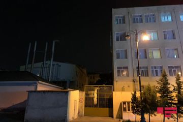 В Баку ветер сорвал часть кровли больницы нефтяников  - ФОТО