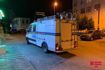 В Баку ветер сорвал часть кровли больницы нефтяников  - ФОТО