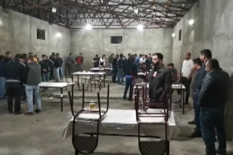 В Баку выявлен еще один нарушивший правила карантинного режима ресторан, задержаны 32 человека - ВИДЕО