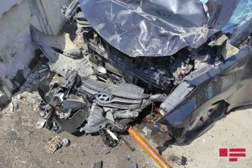 В Баку автомобиль врезался в стену, есть пострадавшие - ВИДЕО - ОБНОВЛЕНО