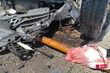 В Баку автомобиль врезался в стену, есть пострадавшие - ВИДЕО - ОБНОВЛЕНО