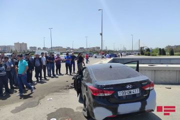 В Баку автомобиль врезался в стену, есть пострадавшие - ВИДЕО - ОБНОВЛЕНО