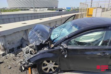 В Баку автомобиль врезался в стену, есть пострадавшие - ВИДЕО - ОБНОВЛЕНО