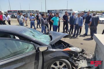 В Баку автомобиль врезался в стену, есть пострадавшие - ВИДЕО - ОБНОВЛЕНО
