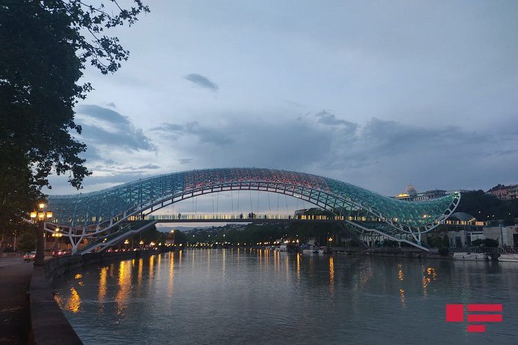 Телебашня и мост в Тбилиси окрасились в цвета азербайджанского флага - ФОТО