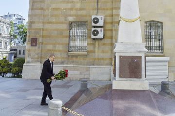 Президент Ильхам Алиев посетил памятник, возведенный в честь АДР