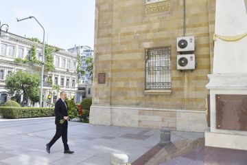Президент Ильхам Алиев посетил памятник, возведенный в честь АДР