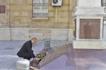 Президент Ильхам Алиев посетил памятник, возведенный в честь АДР