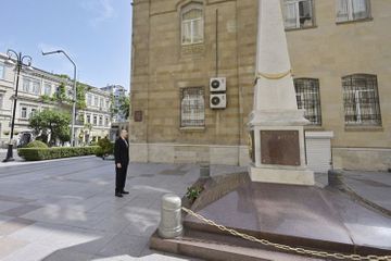 Президент Ильхам Алиев посетил памятник, возведенный в честь АДР