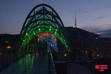 Телебашня и мост в Тбилиси окрасились в цвета азербайджанского флага - ФОТО