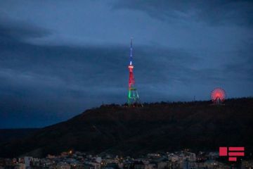 Телебашня и мост в Тбилиси окрасились в цвета азербайджанского флага - ФОТО