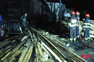 В Баку на рынке древесных материалов произошел пожар - ФОТО - ОБНОВЛЕНО