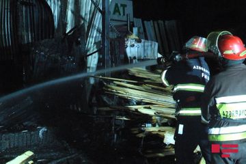 В Баку на рынке древесных материалов произошел пожар - ФОТО - ОБНОВЛЕНО