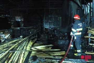 В Баку на рынке древесных материалов произошел пожар - ФОТО - ОБНОВЛЕНО