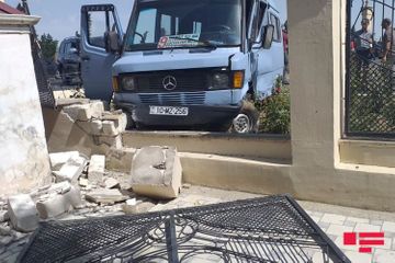 В Ширване столкнулись легковой автомобиль и микроавтобус, есть погибший и пострадавшие - ФОТО - ОБНОВЛЕНО