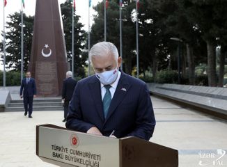 Бинали Йылдырым посетил могилу Гейдара Алиева и Аллею шехидов