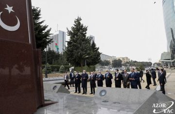 Бинали Йылдырым посетил могилу Гейдара Алиева и Аллею шехидов
