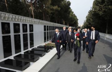 Бинали Йылдырым посетил могилу Гейдара Алиева и Аллею шехидов