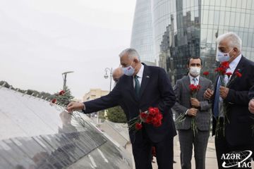 Бинали Йылдырым посетил могилу Гейдара Алиева и Аллею шехидов