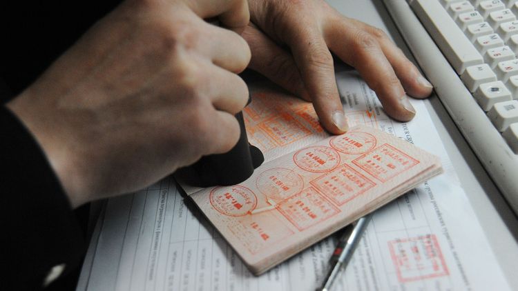 Китай приостановил въезд из России по визам