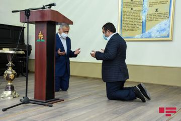 Армянский религиозный деятель: Обращаюсь к своим соотечественникам, чтобы они сложили оружие, они сражаются на земле других