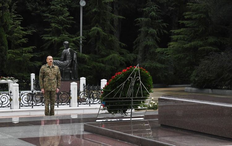 Президент Азербайджана Ильхам Алиев и первая леди Мехрибан Алиева посетили Аллею почетного захоронения и Аллею шехидов - ОБНОВЛЕНО
