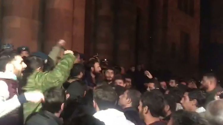 В центре Еревана собрались несколько тысяч протестующих