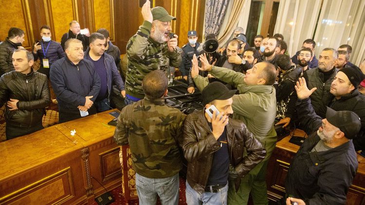 Оппозиция хочет добиться выхода Армении из договоренностей по Карабаху