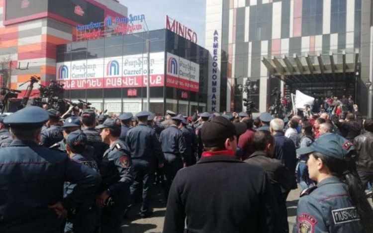 В Ереване проходит митинг, протестующие перекрыли дорогу и собрались во дворе парламента