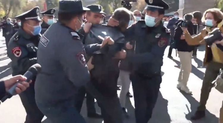 Обстановка на митинге в Ереване накаляется, пострадали трое полицейских - ОБНОВЛЕНО