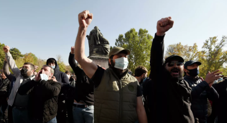 В центре Еревана вновь проходит митинг