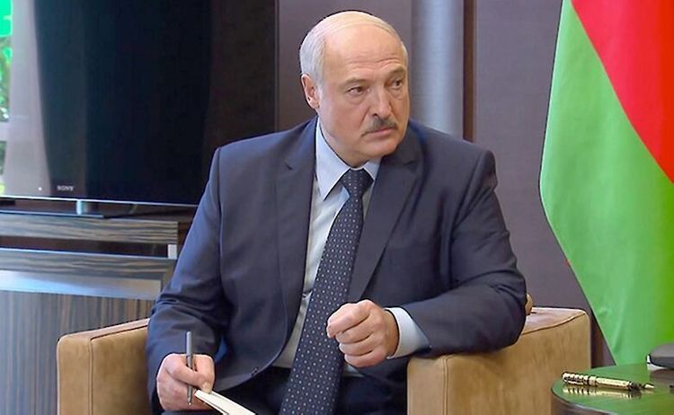 Лукашенко считает коронавирус ширмой, за которой пытаются переделить мир