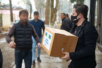 Azersun Holding оказал продовольственную помощь семьям пострадавших в результате вражеского обстрела в регионах - ФОТО