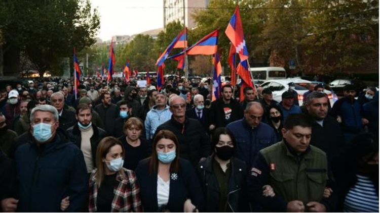 Около ста человек собрались у здания суда в Ереване