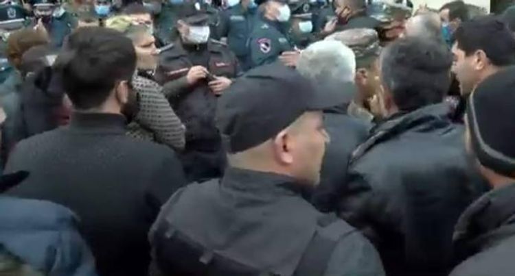 Родители пропавших армянских солдат собрались у здания Минобороны Армении