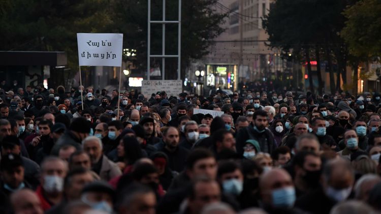 Армянская оппозиция призвала прокуратуру возбудить дело против Пашиняна