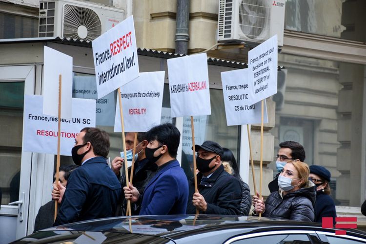 Проведен пикет перед посольством Франции