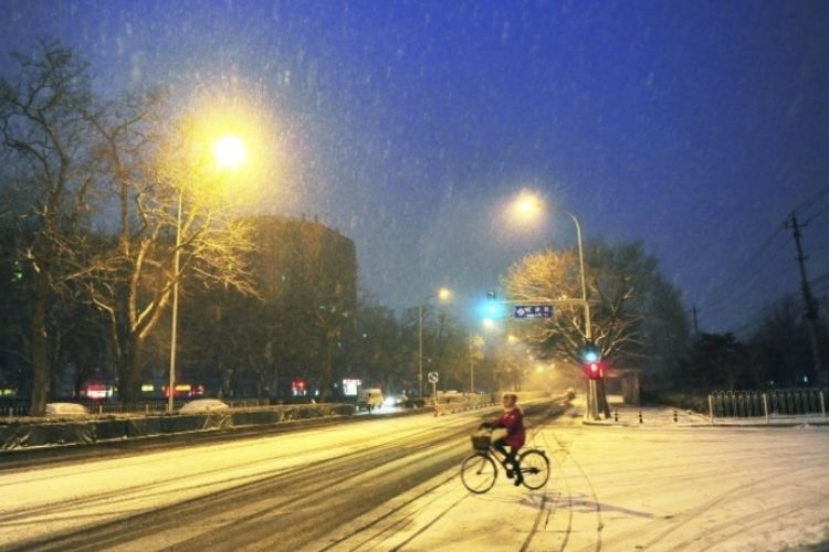 Столичный аэропорт Пекина отменил более 100 рейсов из-за первого в этом году снегопада