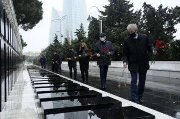 Представители ПЕА посетили могилу Гейдара Алиева и Аллею шехидов 