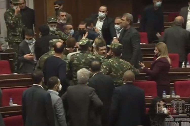 На сегодняшнем заседании парламента Армении произошла драка – ВИДЕО 