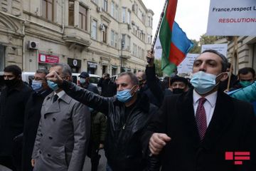 Перед посольством Франции в Азербайджане прошла акция протеста - ОБНОВЛЕНО - ВИДЕО