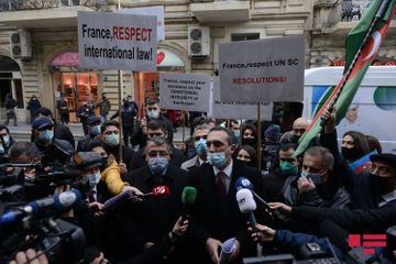 Перед посольством Франции в Азербайджане прошла акция протеста - ОБНОВЛЕНО - ВИДЕО