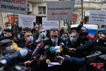 Перед посольством Франции в Азербайджане прошла акция протеста - ОБНОВЛЕНО - ВИДЕО