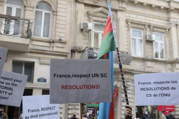 Перед посольством Франции в Азербайджане прошла акция протеста - ОБНОВЛЕНО - ВИДЕО